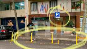 Pivotes amarillos del Ayuntamiento bloqueando una plaza de minusválidos en Barcelona / CHEMA CLAVERO - TWITTER