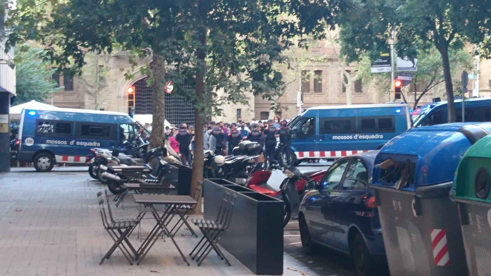 Dispositivo policial de los Mossos para desahuciar a dos madres en la calle Còrcega de Barcelona / XARXA D'HABITATGE ESQUERRA EIXAMPLE