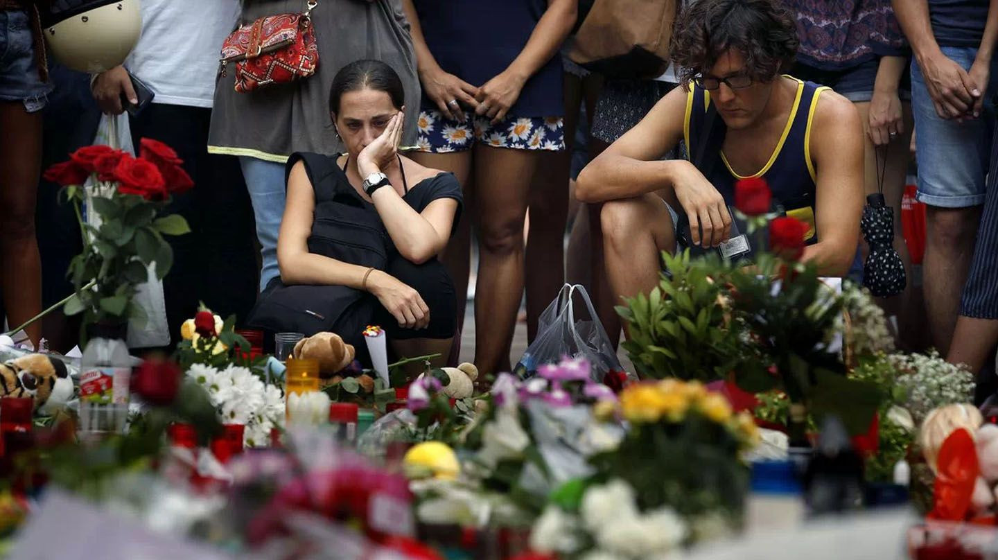 Varias personas rinden homenaje a las víctimas de los atentados en Barcelona, en las Ramblas / EFE