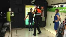 Un vigilante del metro frente a un presunto carterista, en el transporte público / ARCHIVO - PABLO ALEGRE