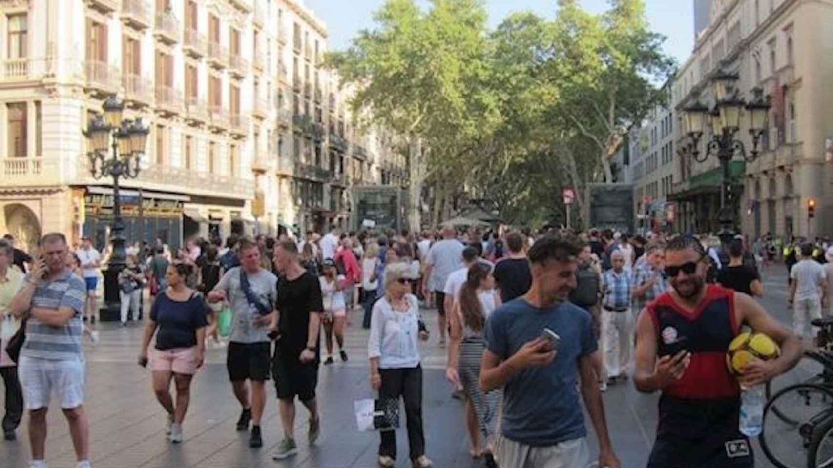 Visitantes en la Rambla, en Barcelona / EUROPA PRESS