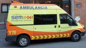 Un equipo de emergencias del SEM auxilió a la víctima, pero ha acabado falleciendo / ARCHIVO