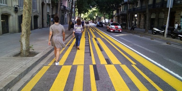 Un carril para peatones pintado de color amarillo en Barcelona