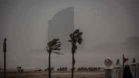Imagen de la playa de la Barceloneta durante un temporal / EUROPA PRESS - David Zorrakino