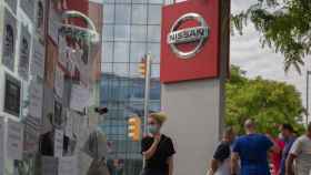 Trabajadores de Nissan cuelgan carteles como signo de protesta en un corte realizado en la Gran Via de L’Hospitalet / EUROPA PRESS