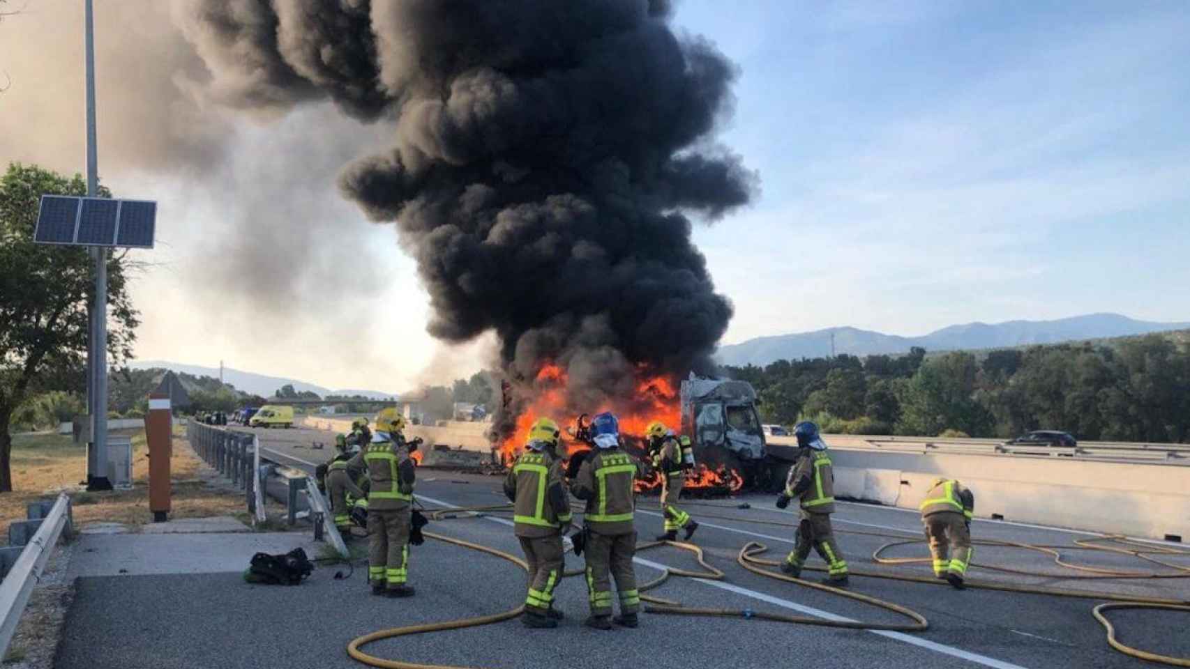 Los bomberos sofocan las llamas de un camión incendiado en la AP-7 / ARCHIVO
