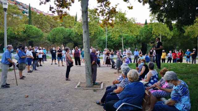 Javier Benaseneses se dirige a un centenar de vecinos en una concentración este miércoles contra la delincuencia / G.A