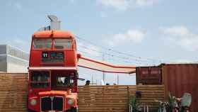 Autobús clásico londinense incrustado en el Bus Terraza del Parc del Fòrum / CEDIDA