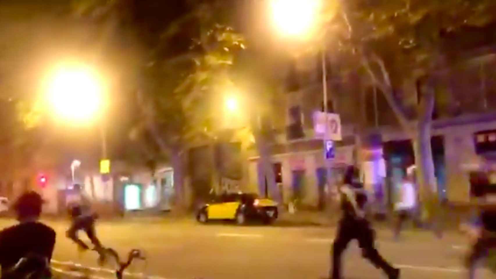 Agentes de los Mossos d'Esquadra tratan de detener al joven ladrón en Ciutat Vella / TWITTER HELPERS CAT