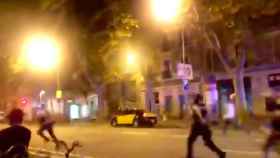 Agentes de los Mossos d'Esquadra tratan de detener al joven ladrón en Ciutat Vella / TWITTER HELPERS CAT