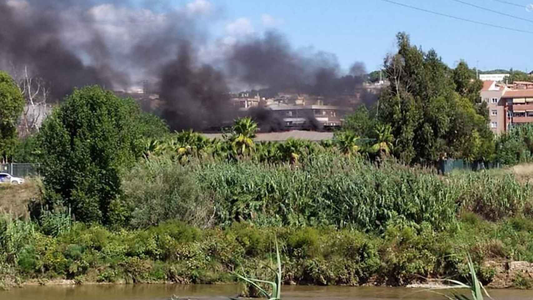Incendio en una nave industrial cerca del río Llobregat en Molins de Rei / TWITTER