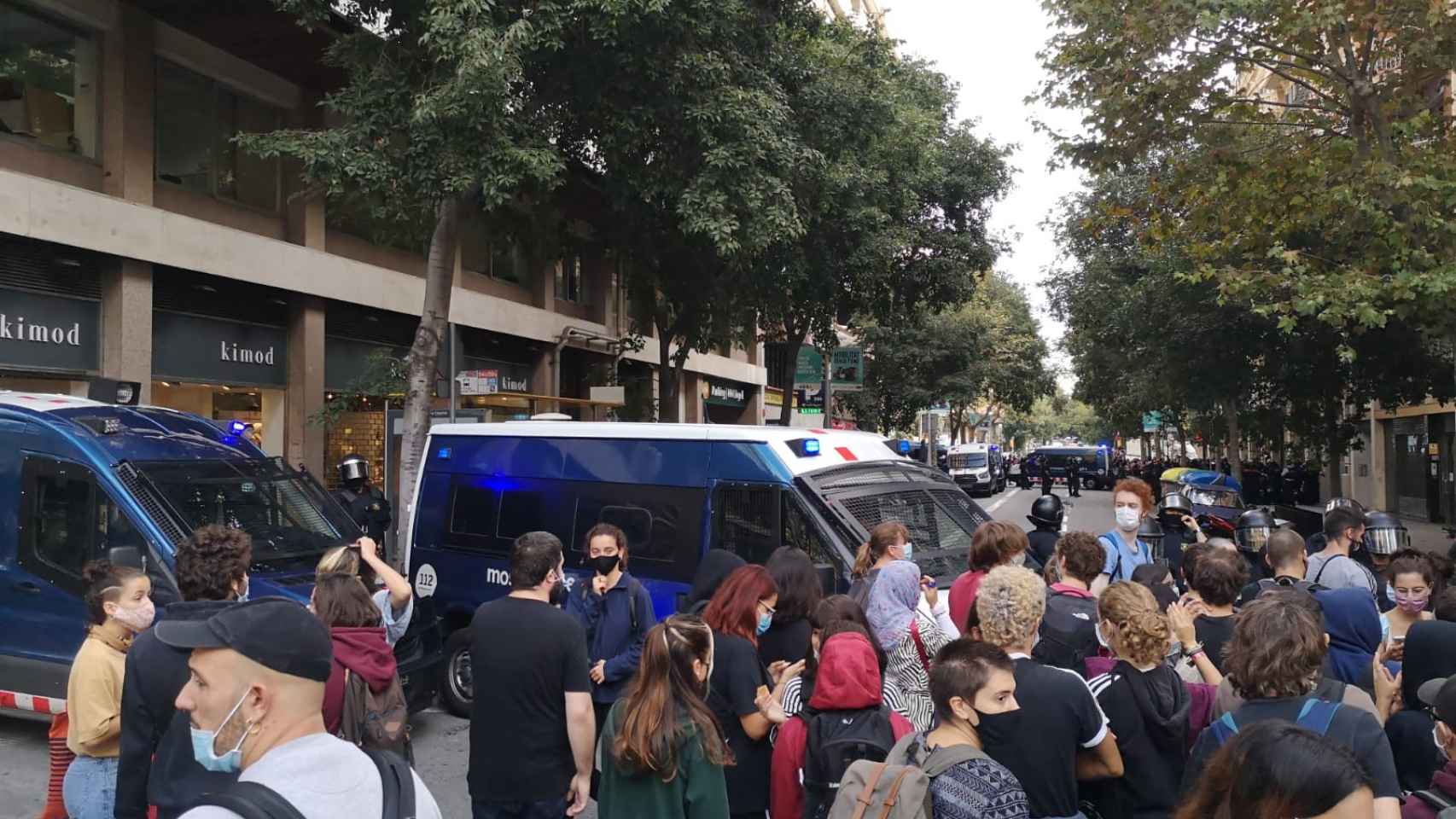 Protesta por un desahucio de una familia este martes en el Eixample / GUILLEM ANDRÉS