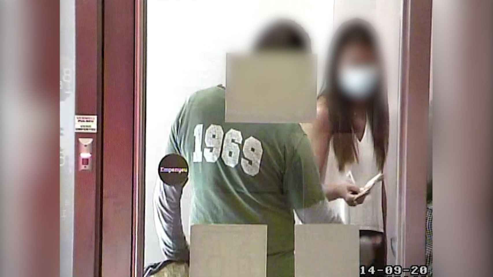 Una mujer entrega dinero a un violento atracador de bancos en Barcelona / MOSSOS D'ESQUADRA