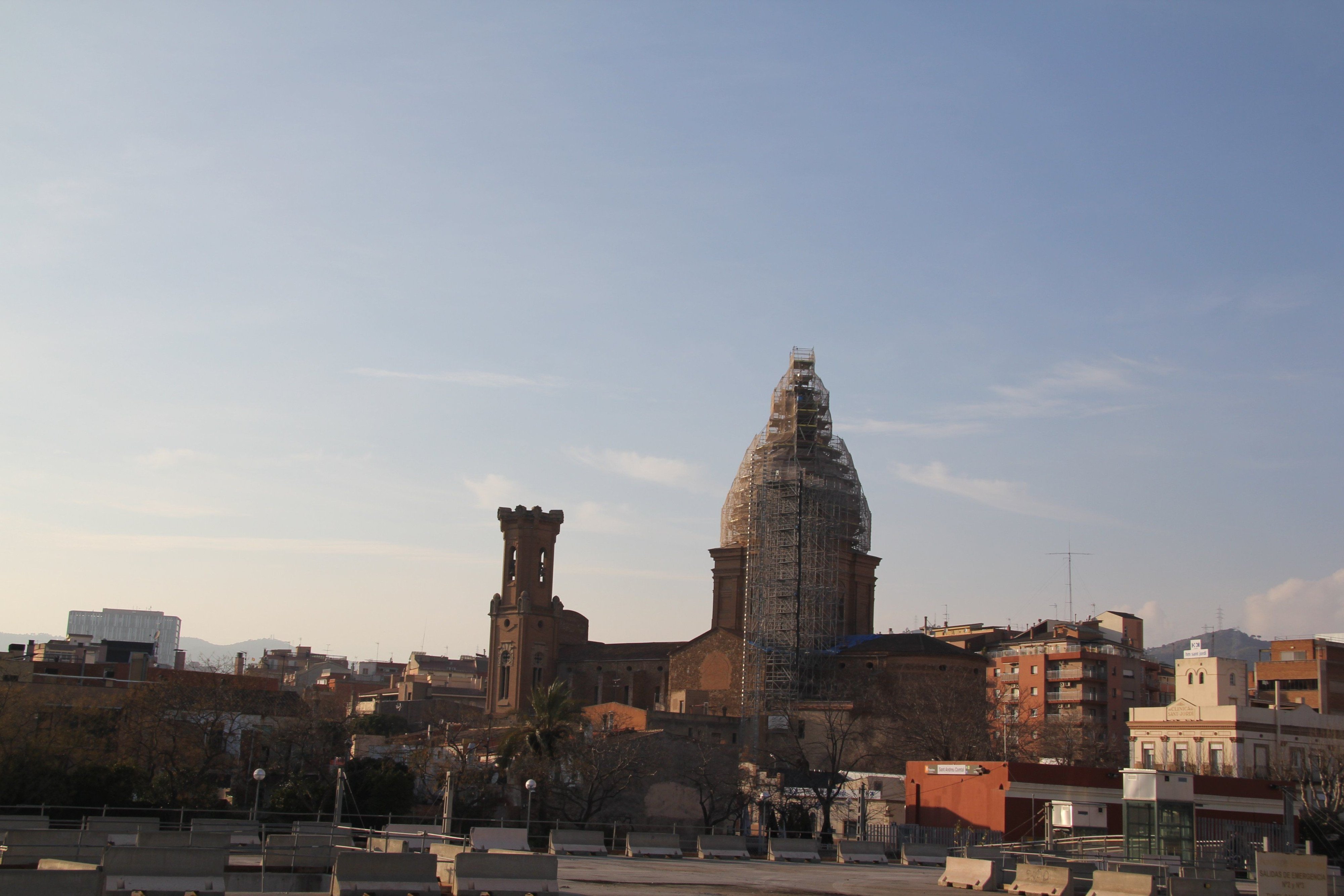 Vista de la iglesia de Sant Andreu de Palomar desde la Maquinista / @jordicorominas
