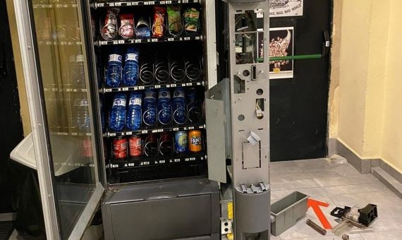 Aspecto de una máquina de bebidas del cine después del robo / CINE MALDÀ