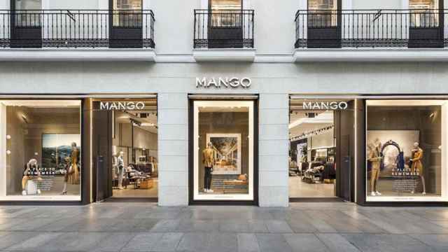 Exterior de una tienda de Mango en Asia