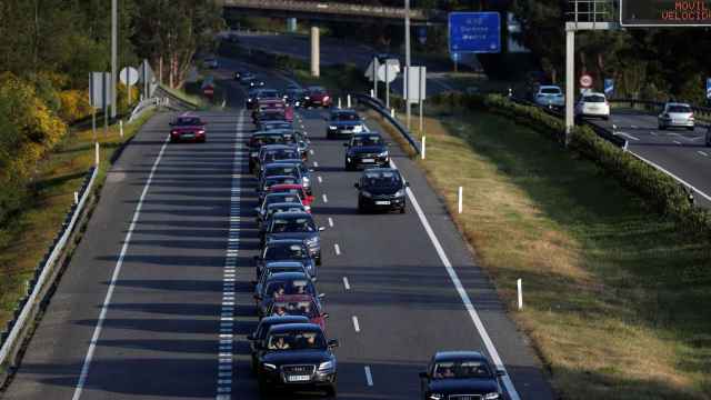 Retenciones en un carril de la autovía / EFE