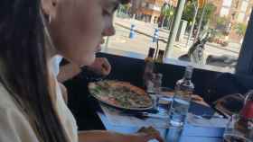 Una clienta de un restaurante de Barcelona descontenta con su ensalada /  @maariadess