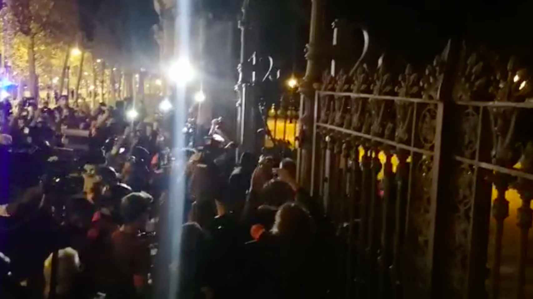 Captura de pantalla del vídeo de los CDR reventando las puertas del parque de la Ciutadella / G.A.