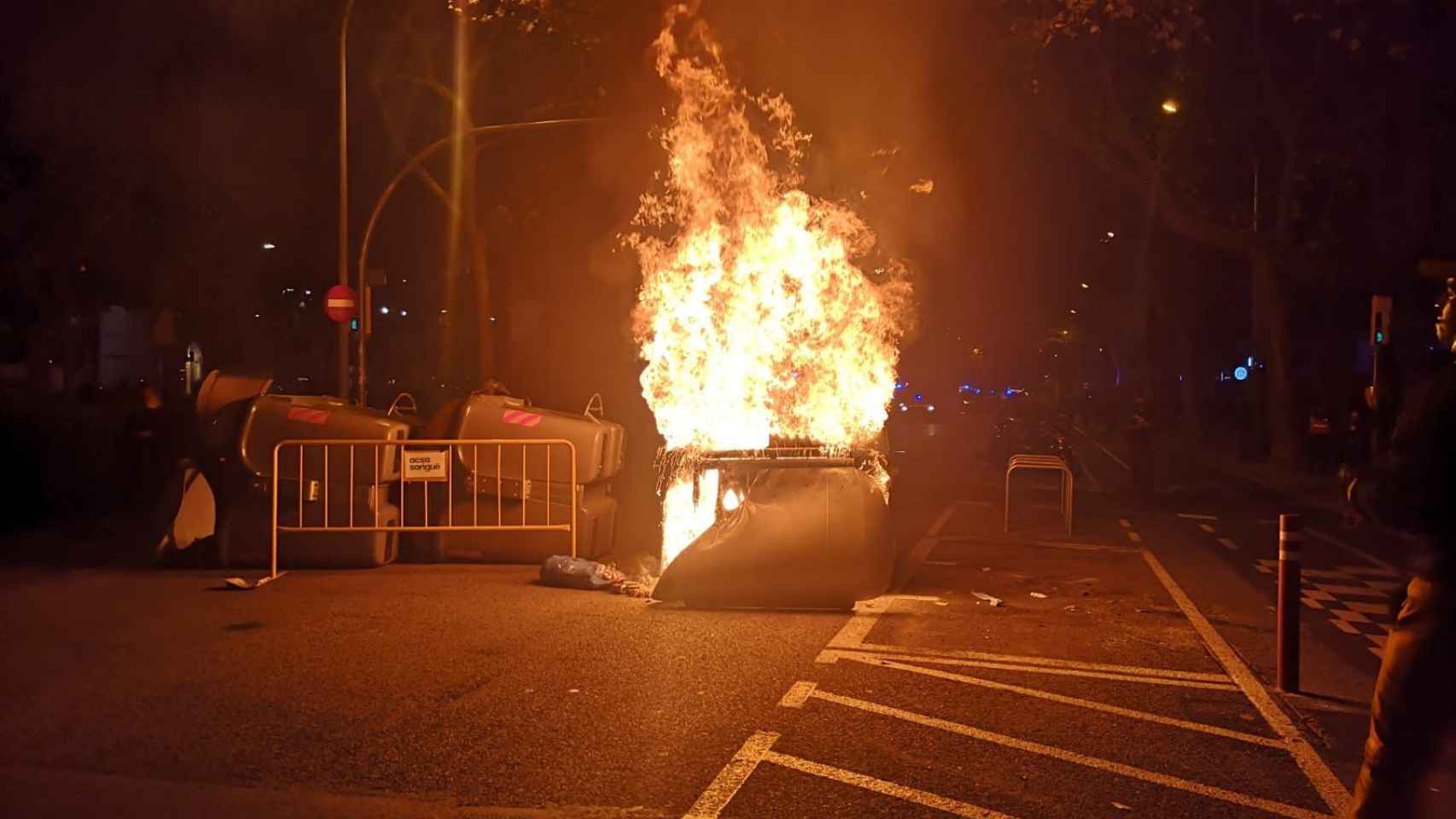 Contenedor ardiendo en las barricadas formadas por los CDR en el centro de Barcelona / G.A.