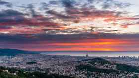 Panorámica de Barcelona con el cielo en tonos amarillos y anaranjados / ALFONS PUERTAS - @alfons_pc