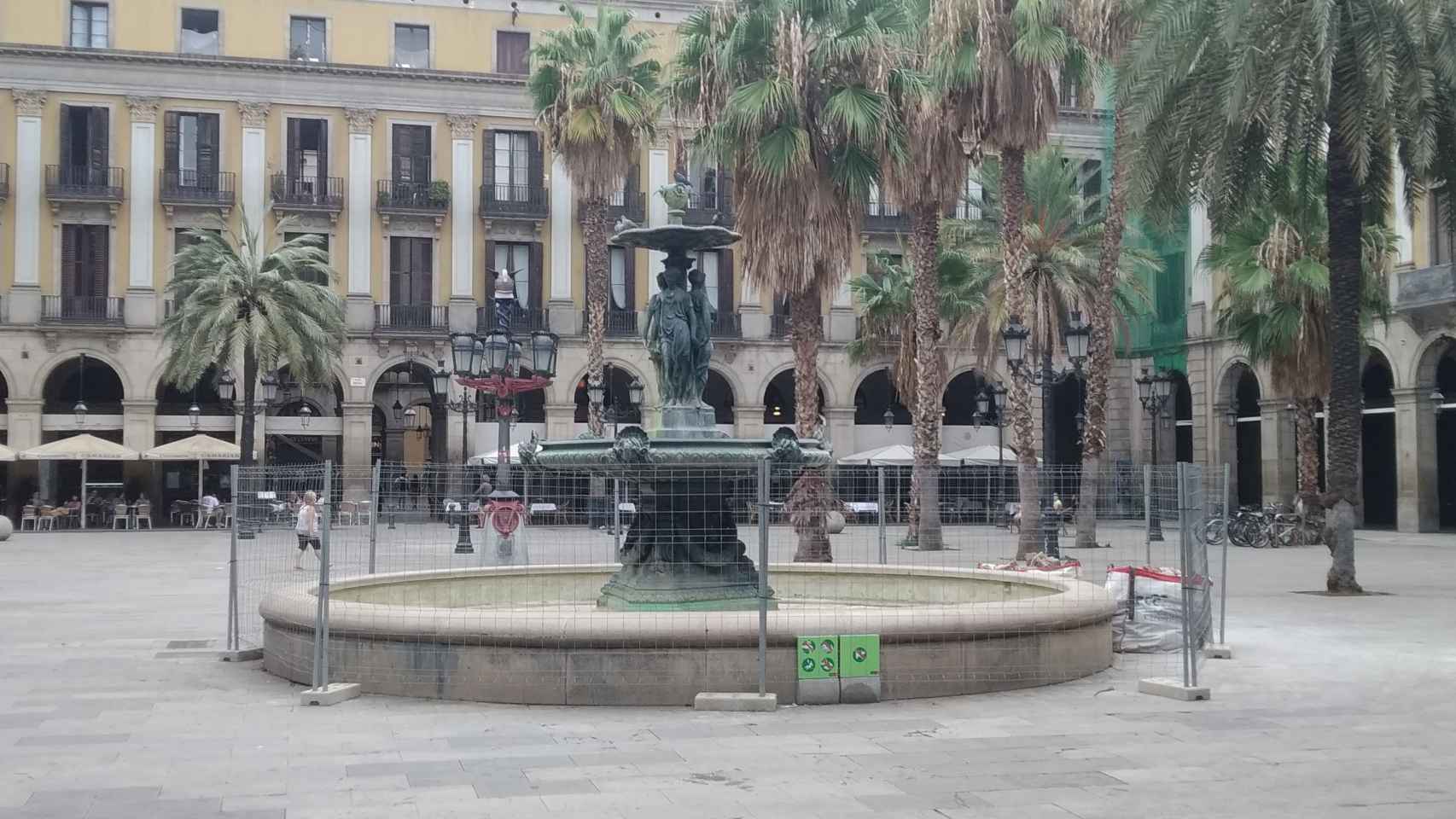 Fuente histórica de la plaza Reial / JORDI SUBIRANA