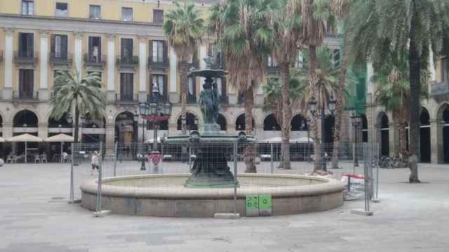 Fuente histórica de la plaza Reial / JORDI SUBIRANA