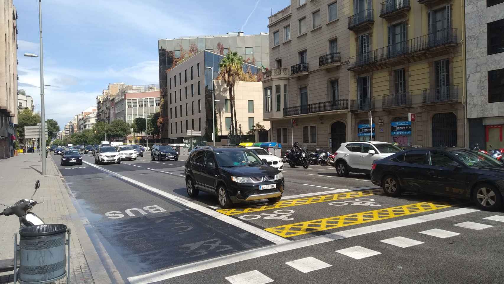 La calle de Aragó, llena de coches / METRÓPOLI