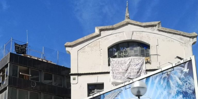 Pancartas reivindicativas en los edificios okupados / GUILLEM ANDRÉS