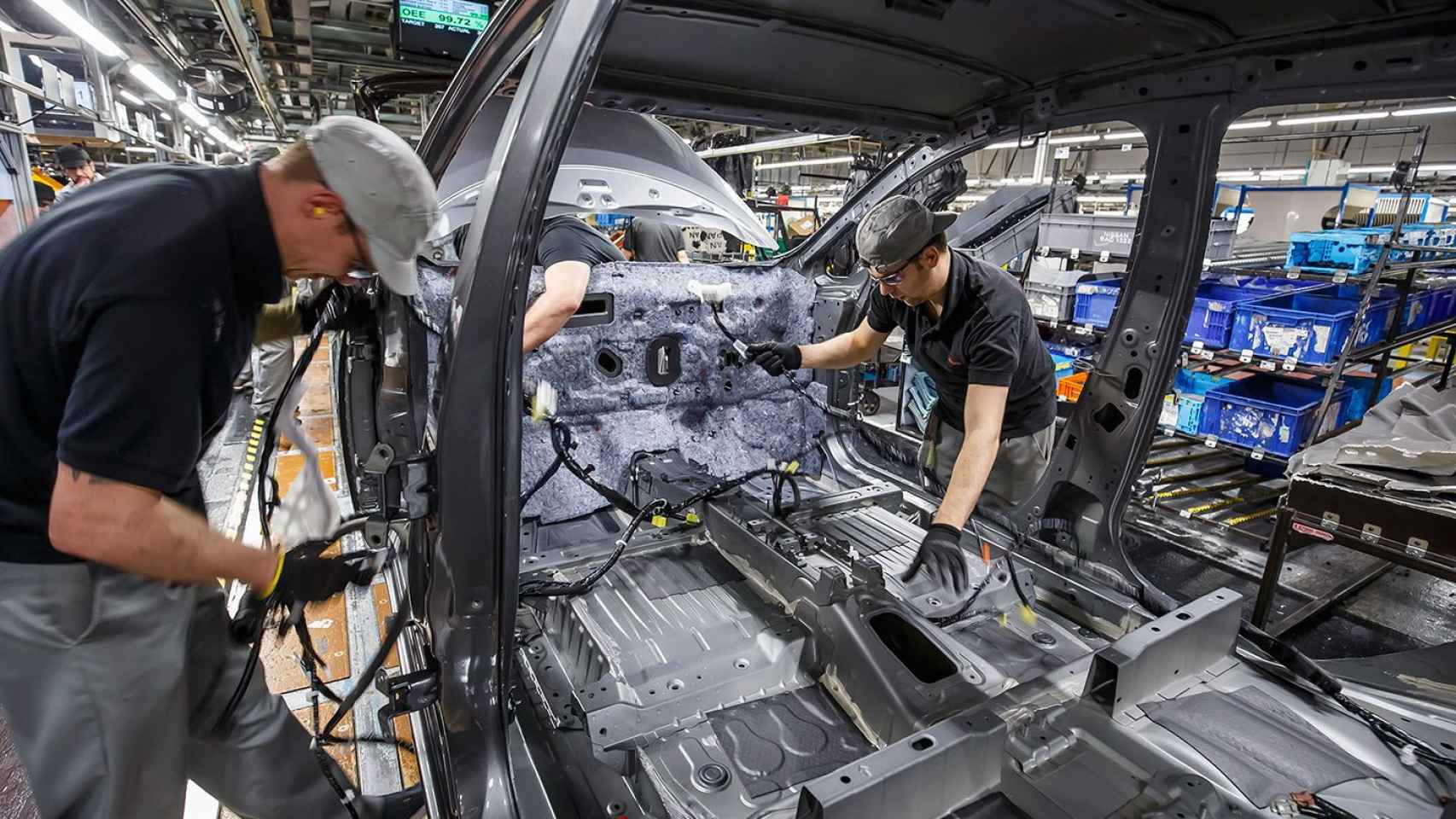 Operarios de Nissan fabricando un coche de la compañía nipona