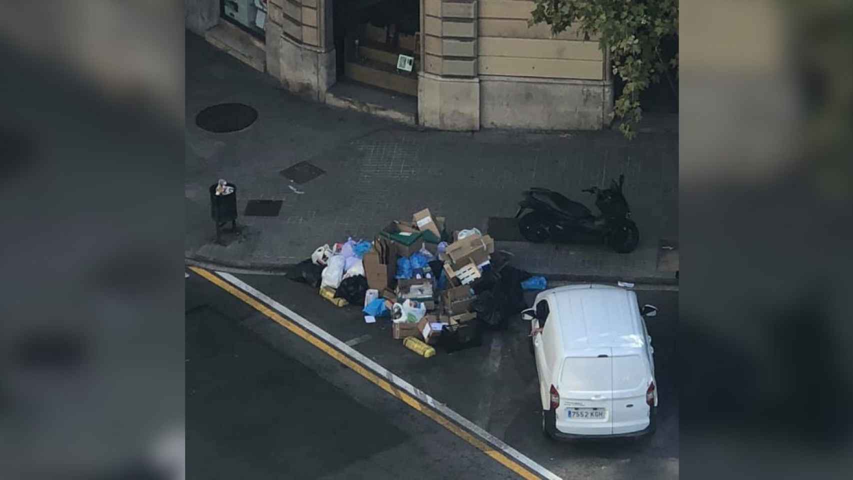 Montaña de bolsas de basura en L'Eixample tras la retirada de contenedores / ON VAS BARCELONA - TWITTER