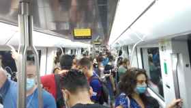 Viajeros en el metro de Barcelona, de la empresa TMB, este verano / JORDI SUBIRANA