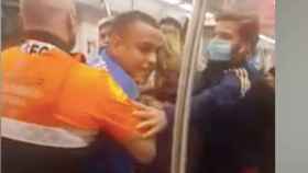 Momento de la pelea en el metro de Barcelona de este martes / CRÓNICA GLOBAL