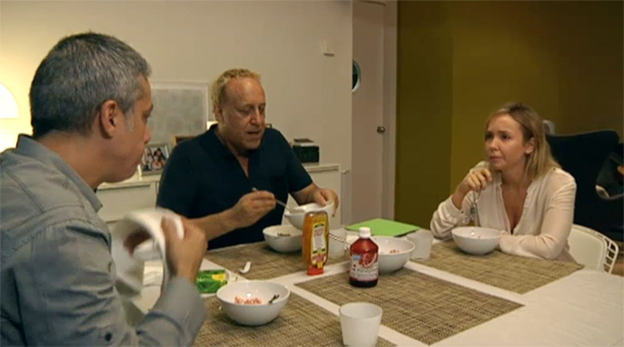 Albert Om, Josep Maria Mainat y Angela Dobrowolski cenando / 'EL CONVIDAT' - TV3