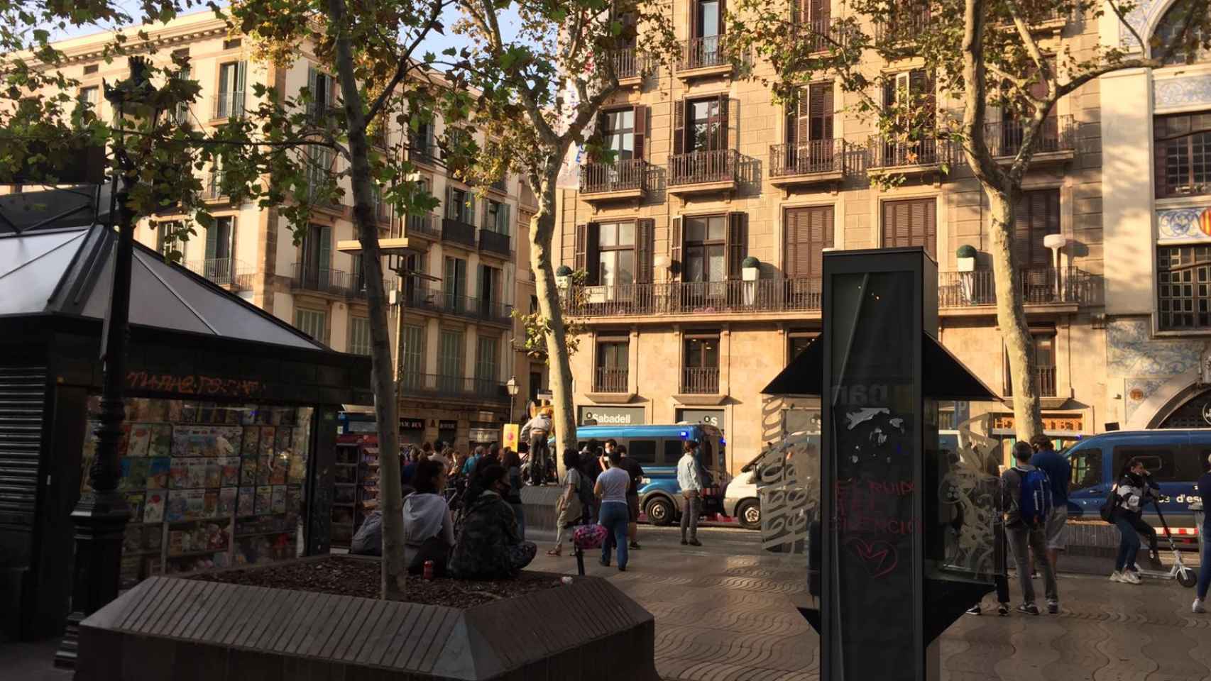 Operativo policial para el desahucio de uno de los últimos pisos no turísticos de La Rambla de Barcelona / V.M.