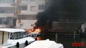 Incendio de una embarcación en el Port Alegre de Castelló d’Empúries / BOMBERS
