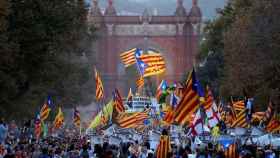 Manifestación independentista en protesta por el 1 de octubre en el Arc de Triomf de Barcelona / EFE