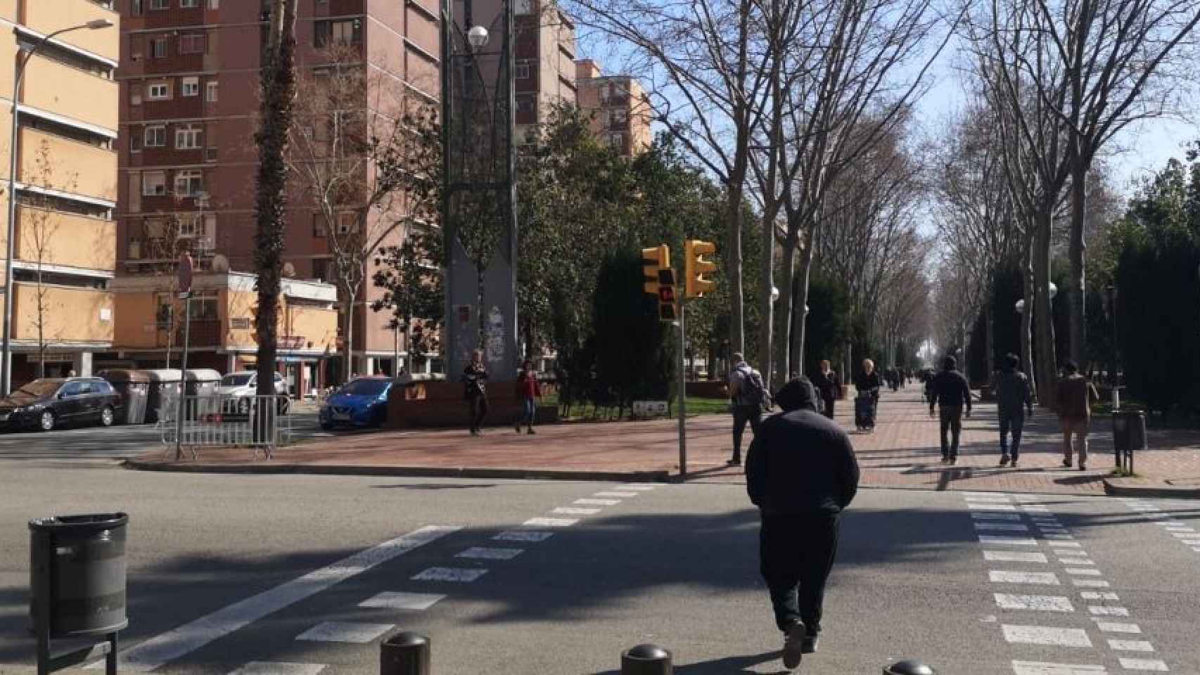 Un hombre pasea por la Rambla Prim de Barcelona / G.A
