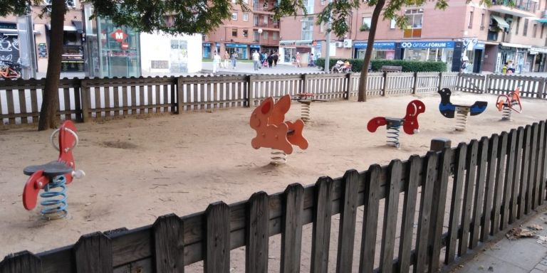 Parque infantil con arena en la plaza del Maresme / CEDIDA