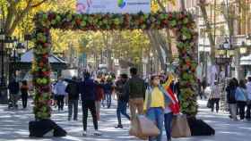 La Rambla de Barcelona llena de flores /EFE - MARTA PÉREZ