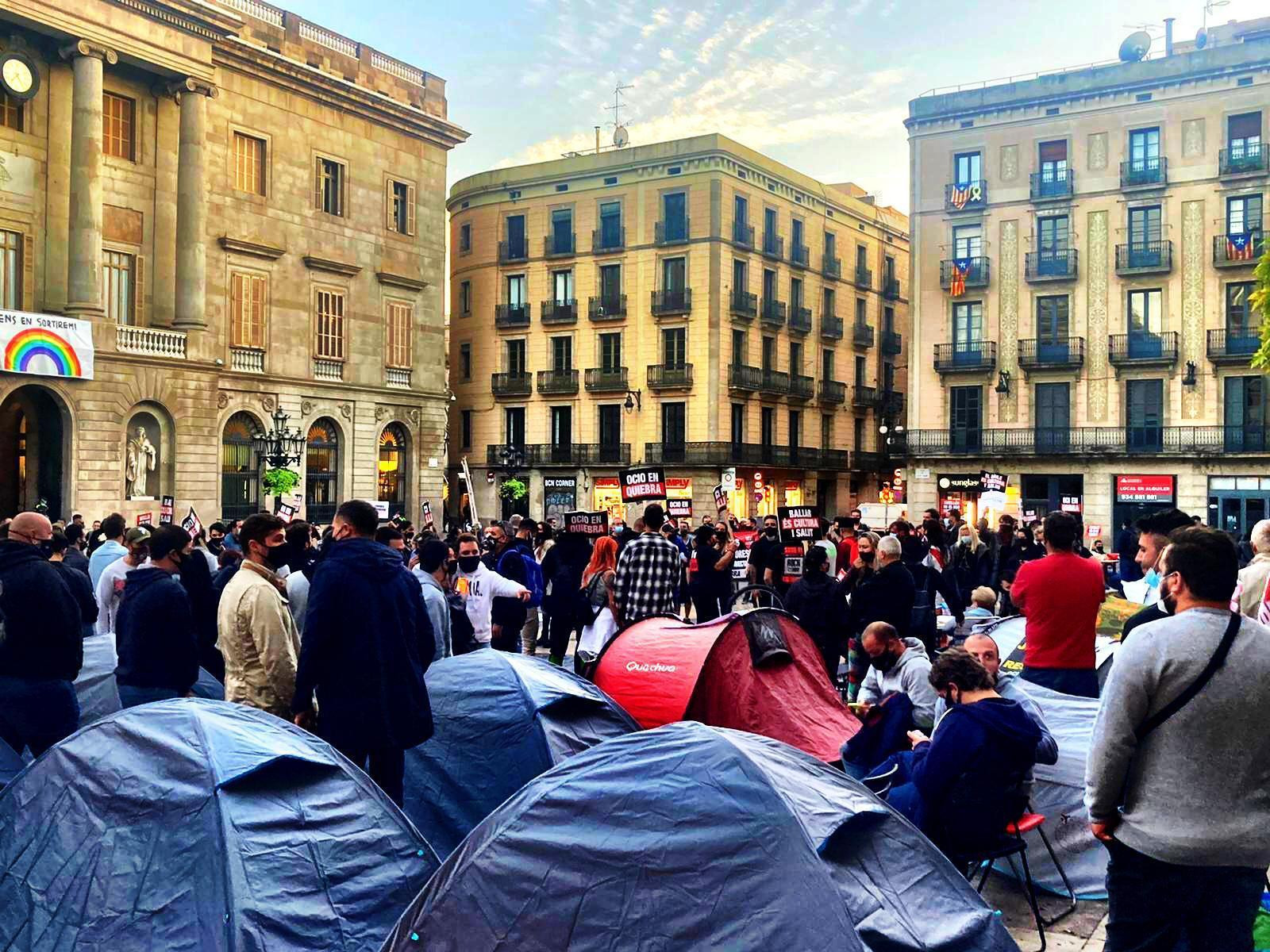 Tiendas de campaña del sector del ocio nocturno, delante de la Generalitat, en la plaza de Sant Jaume / FECALON