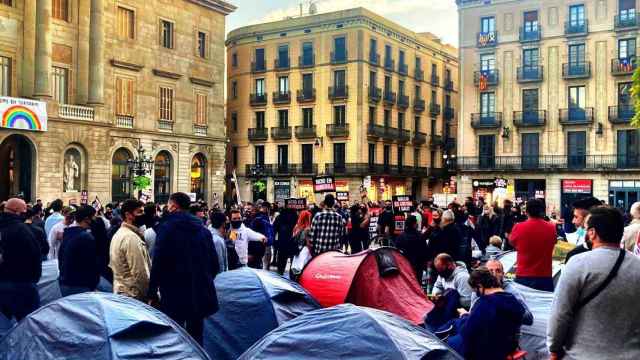 Tiendas de campaña del sector del ocio nocturno, delante de la Generalitat, en la plaza de Sant Jaume / FECALON