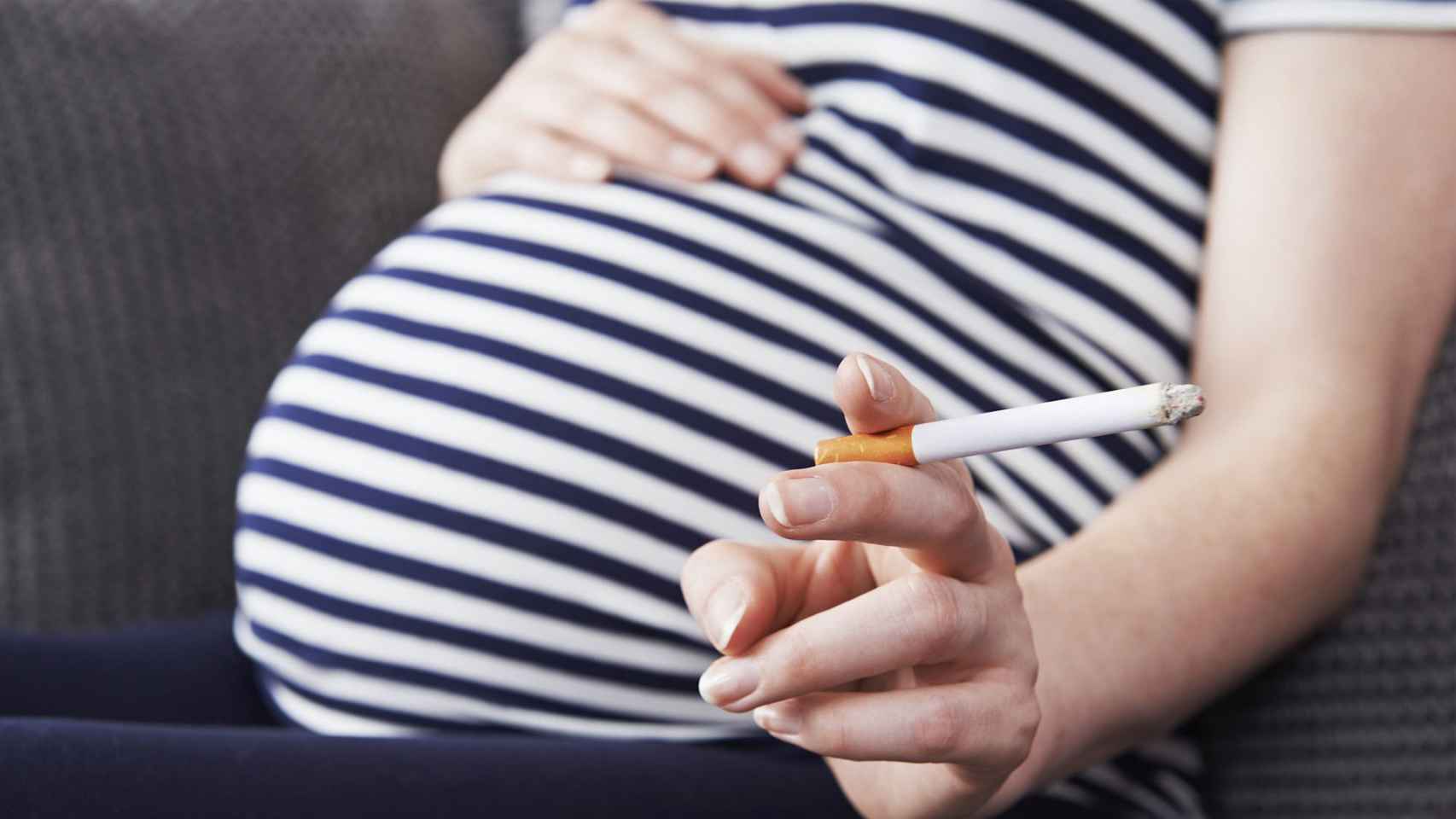 Una mujer embarazada con un cigarrillo en las manos / ARCHIVO