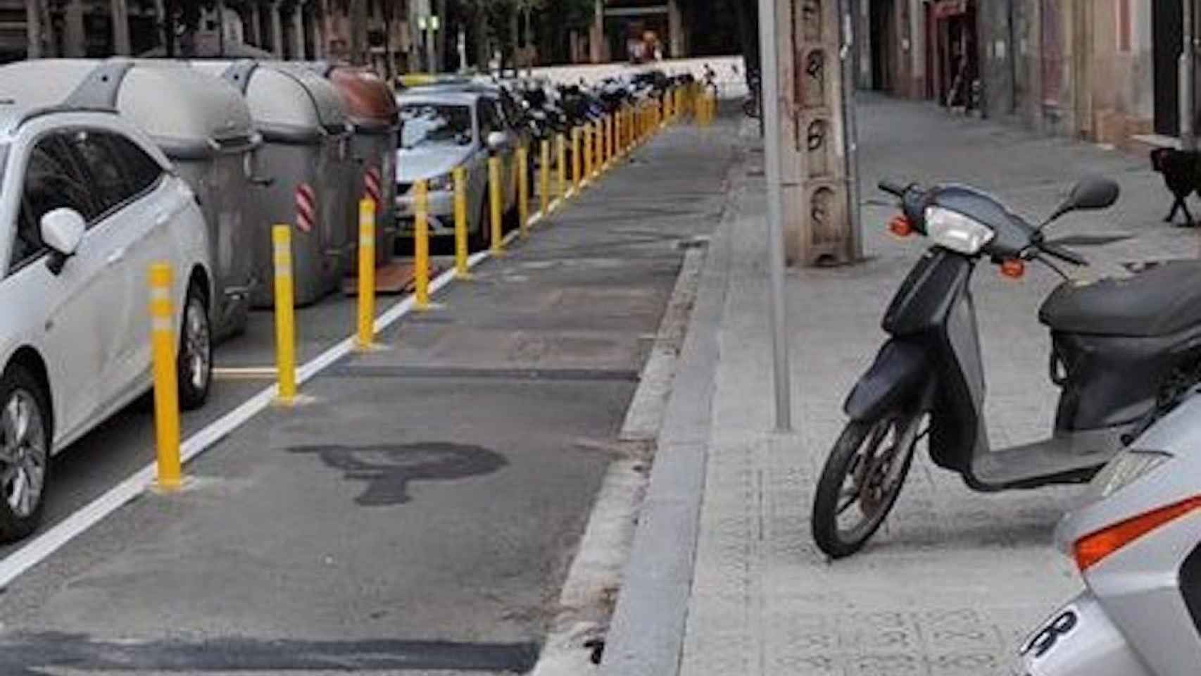 Los pivotes amarillo, junto a las plazas de aparcamiento, que impiden salir a los conductores / TWITTER @ONVASBARCELONA