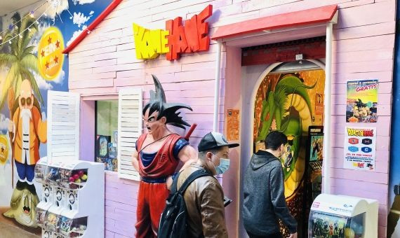 Clientes entrando en la tienda de 'Dragon Ball' de Reino de Juguetes en las Galerias Maldà / CEDIDA