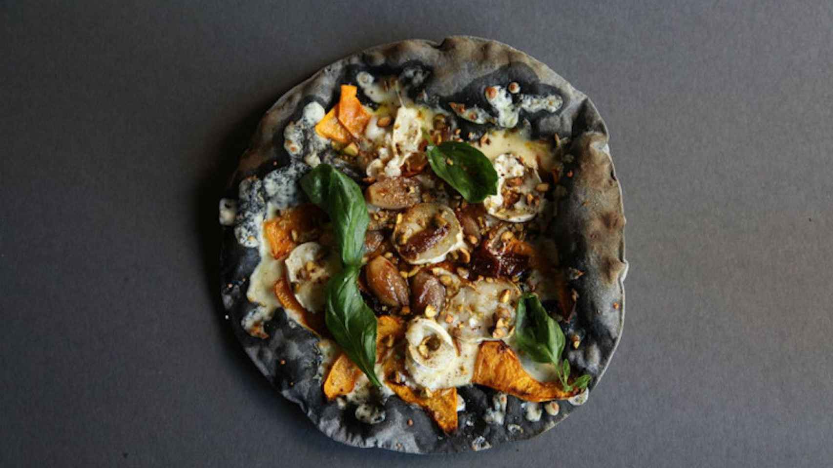 Pizza negra Thai de The Green Spot, el mejor vegetariano de España / EN COMPAÑÍA DE LOBOS