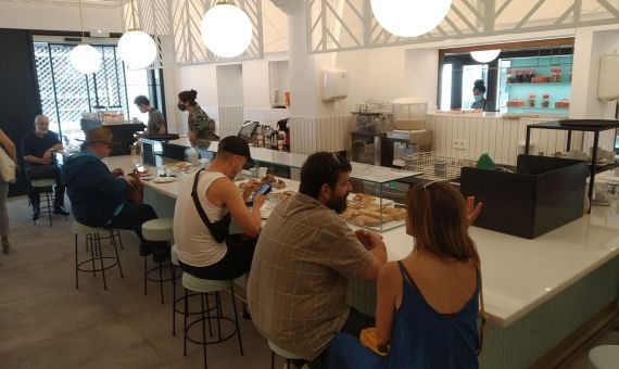 La cafetería de la pastelería Brunells, donde se puede comer el mejor 'croissant' de España / JORDI SUBIRANA