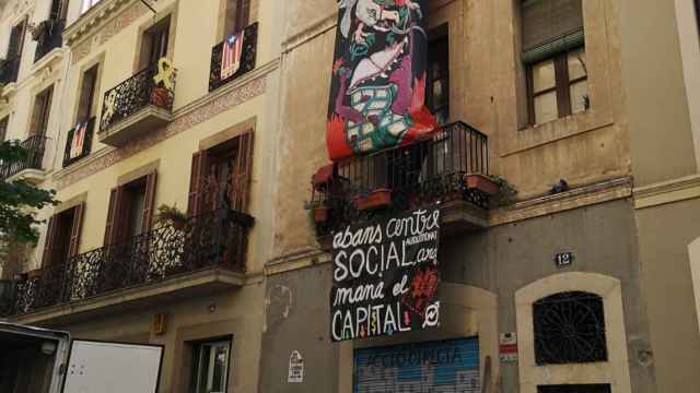 Fachada del edificio okupado del número 12 de la calle de Astúries el pasado jueves / G.A