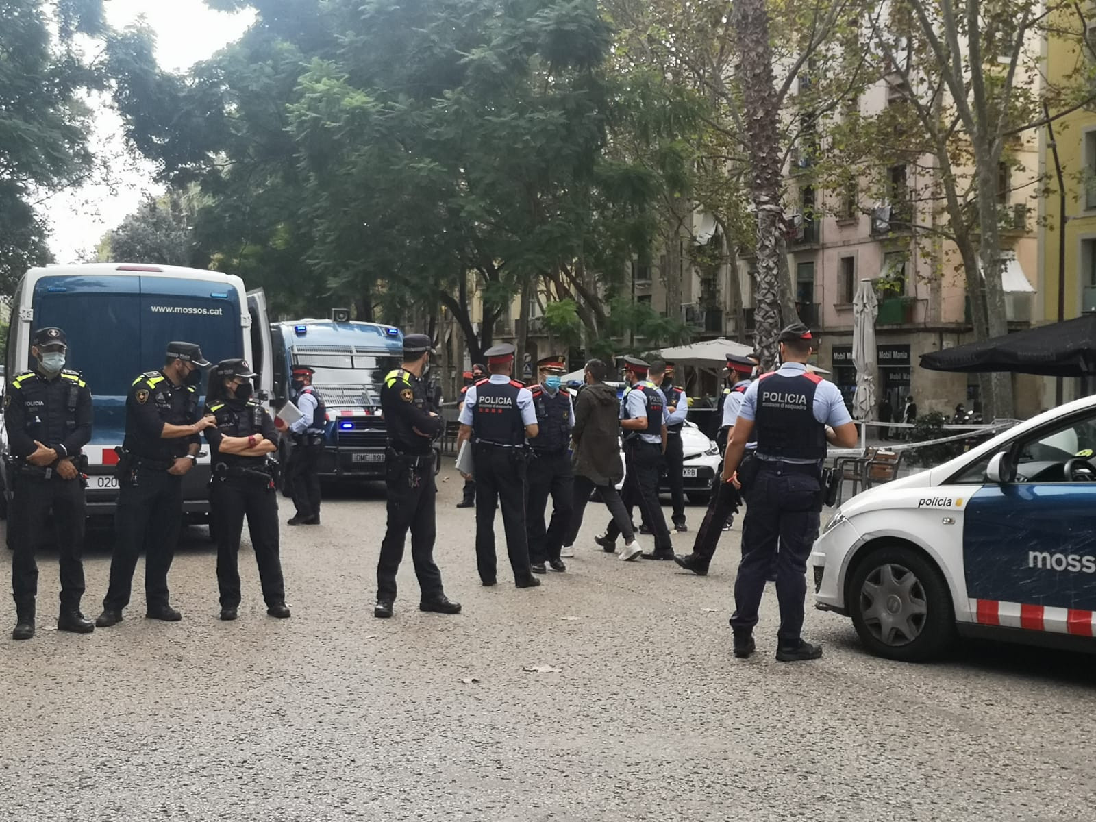 Los mossos se llevan a un detenido este mediodía en la Rambla del Raval de Barcelona / G.A