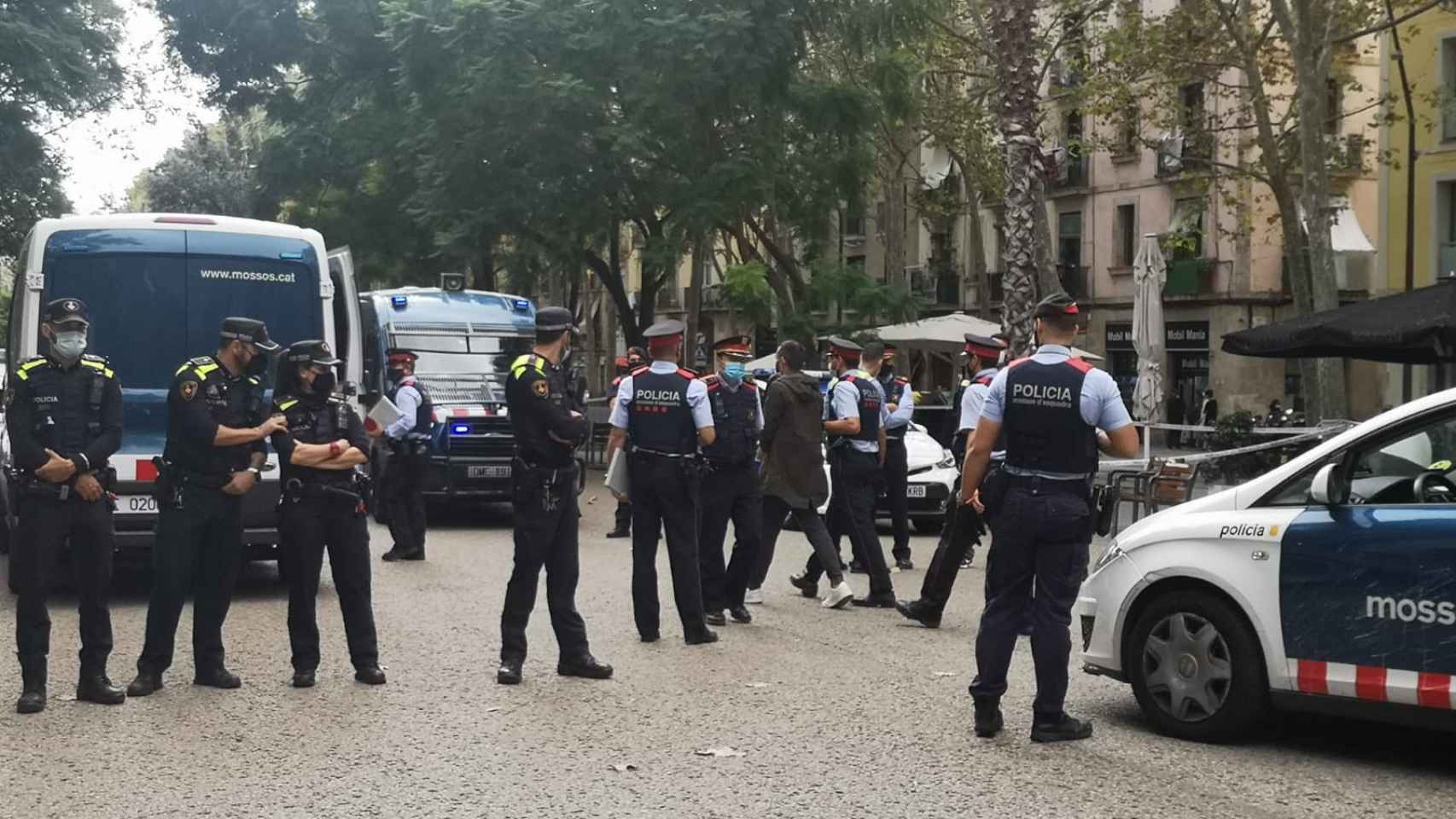Los Mossos se llevan a un detenido este mediodía en la Rambla del Raval de Barcelona / G.A
